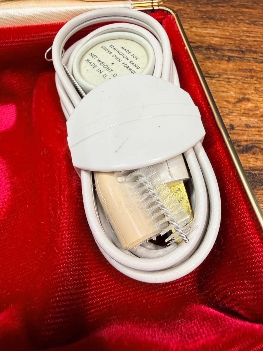 1950’s REMINGTON Rollectric Shaver with New Miracle Roller Combs